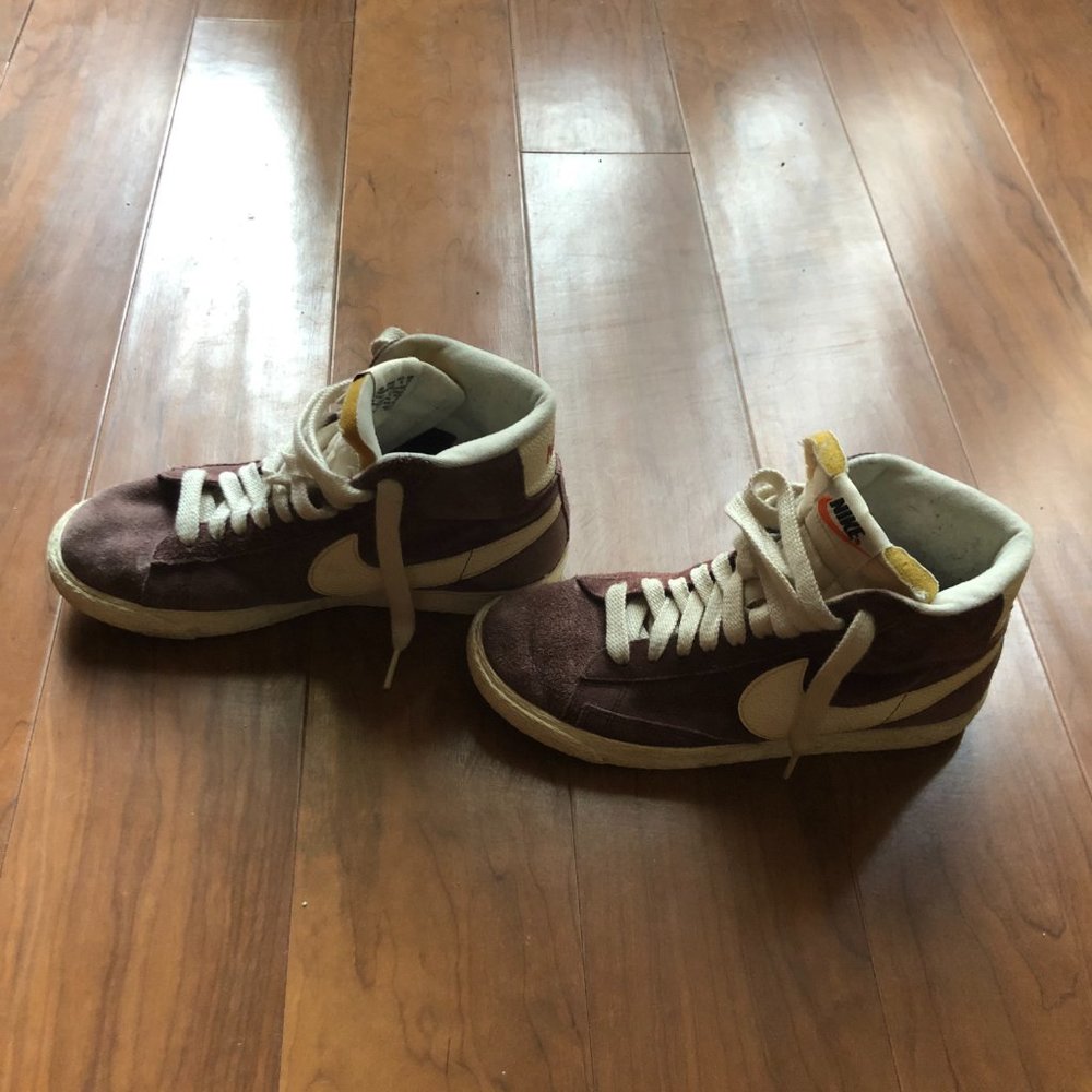 Burgundy nike mid blazer